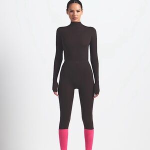 NikeSKIMS WEIGHTLESS LAYERS V-LINE 26" LEGGING | Dark Roast | Size XS